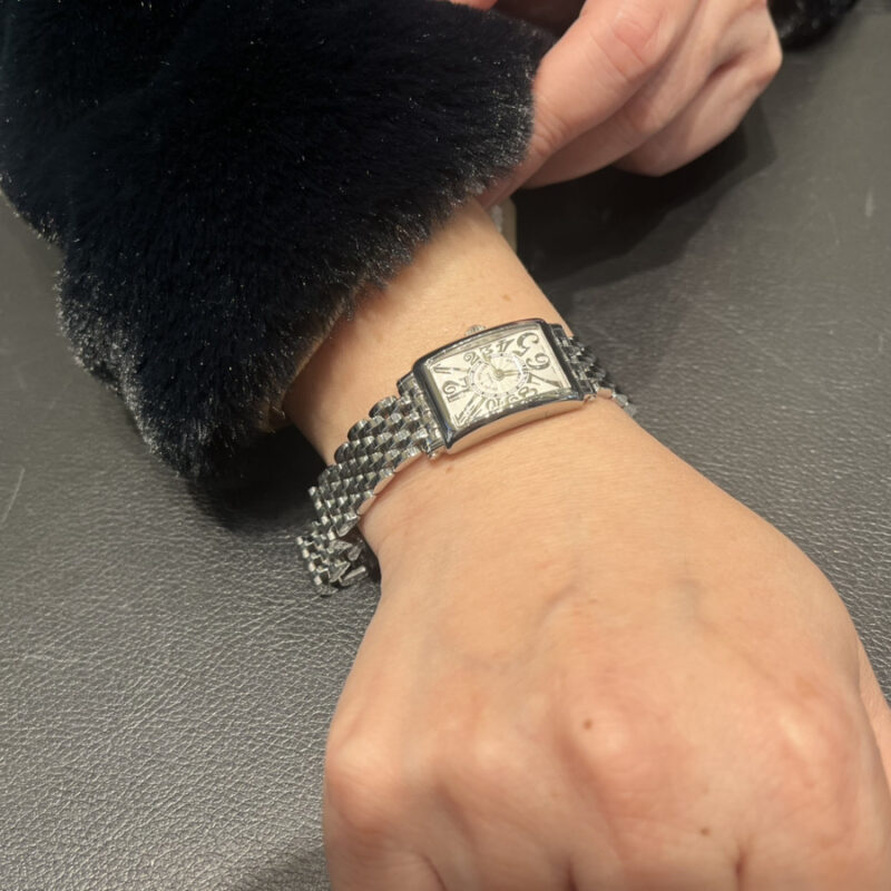 フランクミュラーを着けた女性の腕元