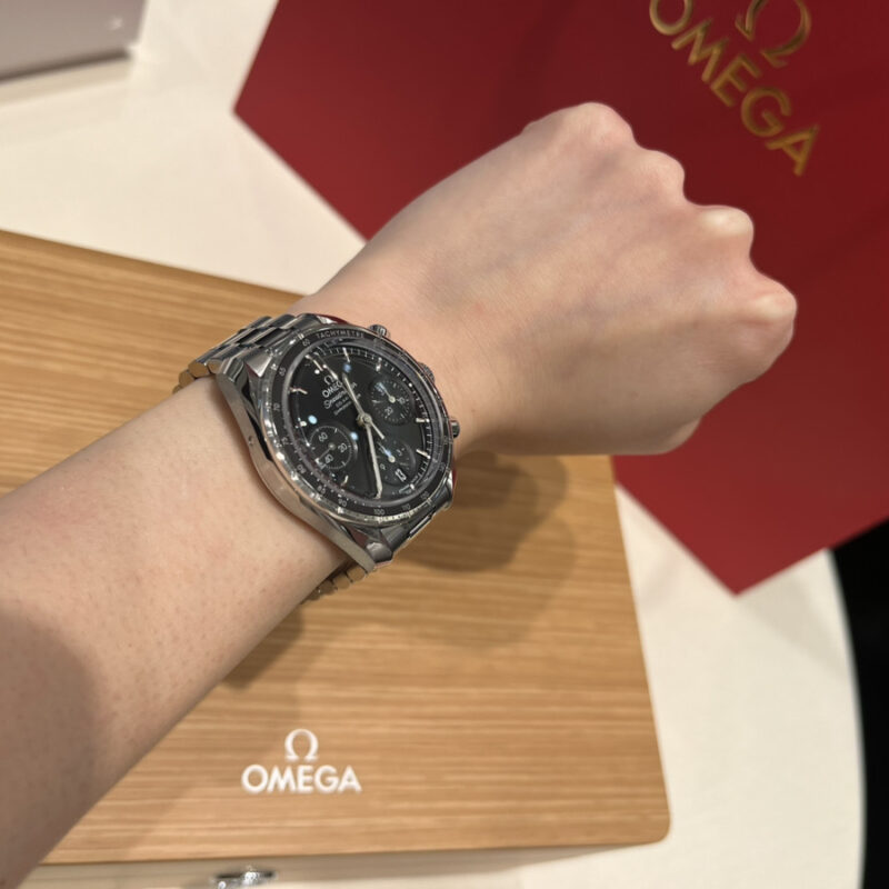 オメガスピードマスターを着用した女性の腕元