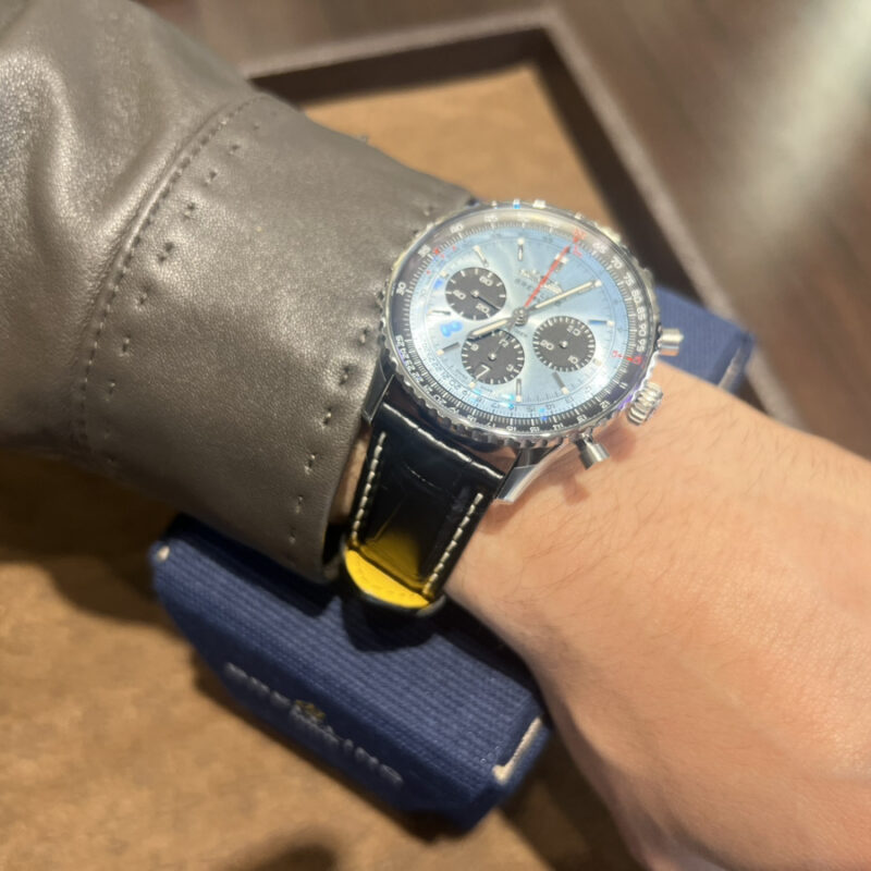 ブライトリングの時計を着けた男性