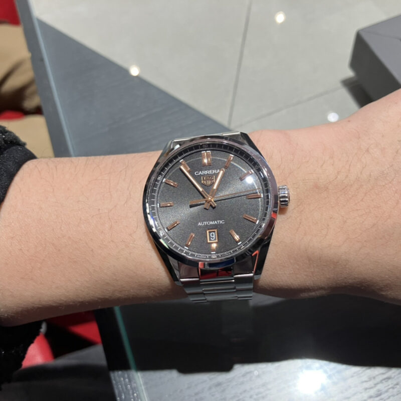 「タグ・ホイヤー カレラ デイト：WBN2113.BA0639」を着ける男性の腕元