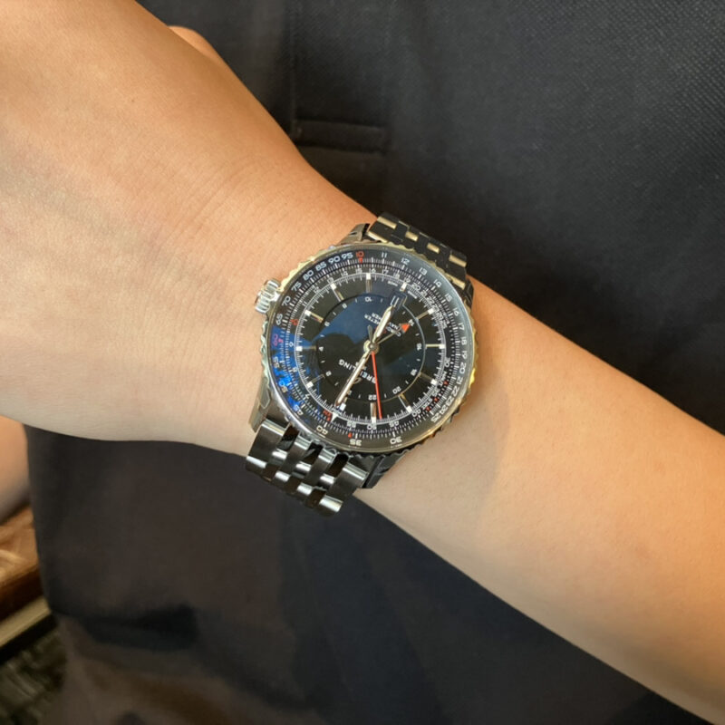 「ブライトリング ナビタイマー GMT 41（品番：A32310251B1A1）」を着装した腕元