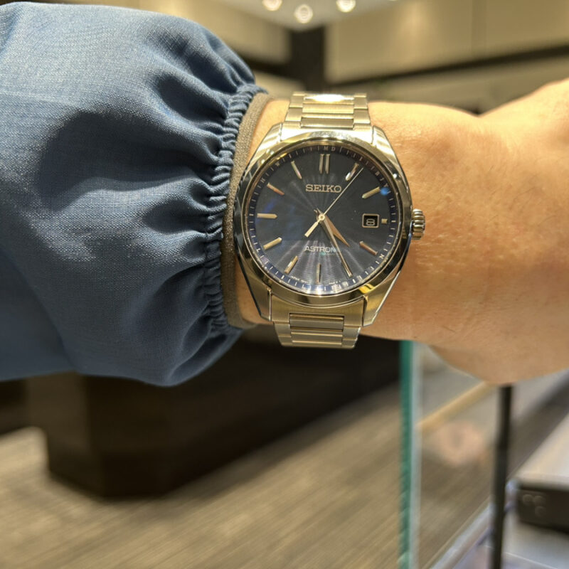 セイコーの時計をつけた男性