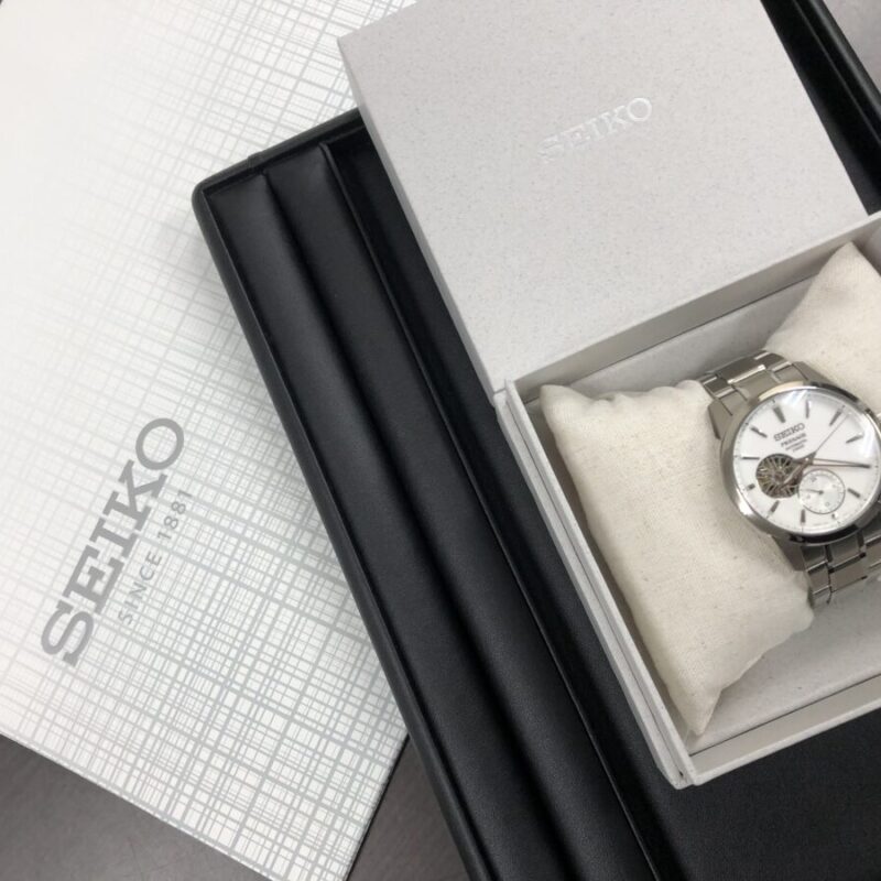 セイコープレザージュがケースの中におさめられている画像