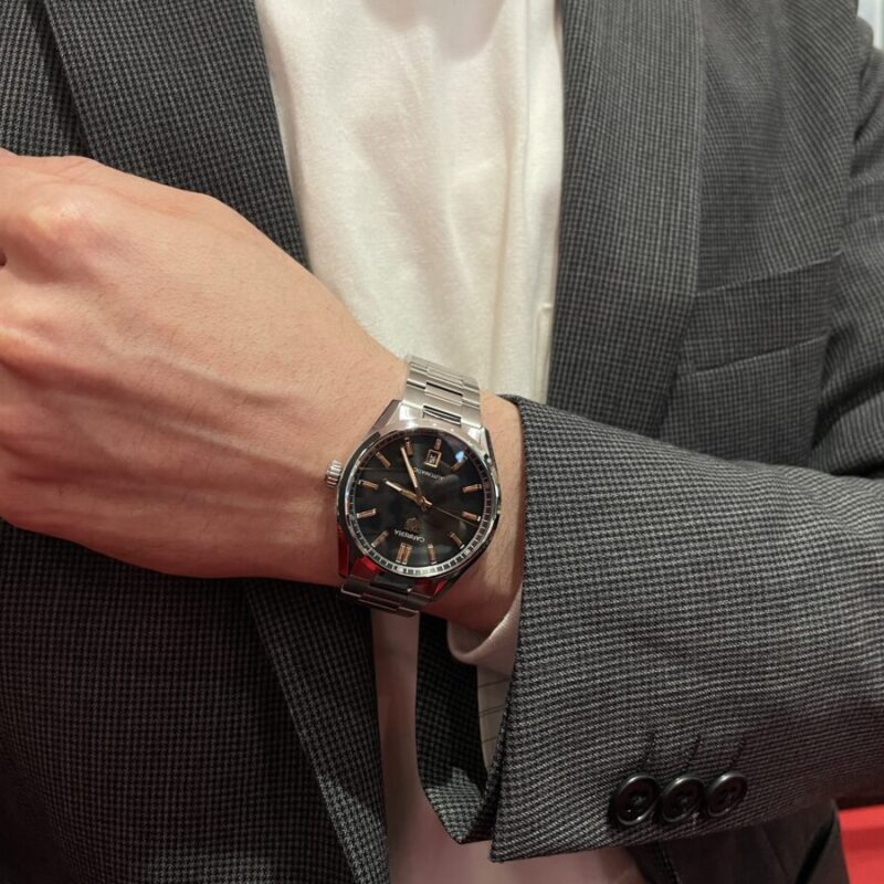 タグホイヤー カレラの腕時計を着けている男性の写真