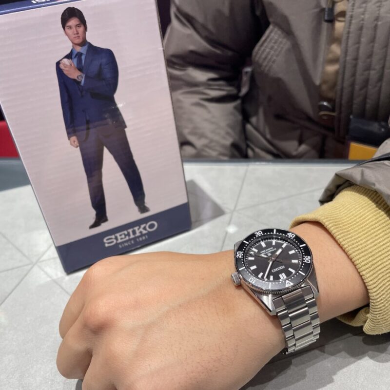 プロスペックスの腕時計を着けている男性の写真