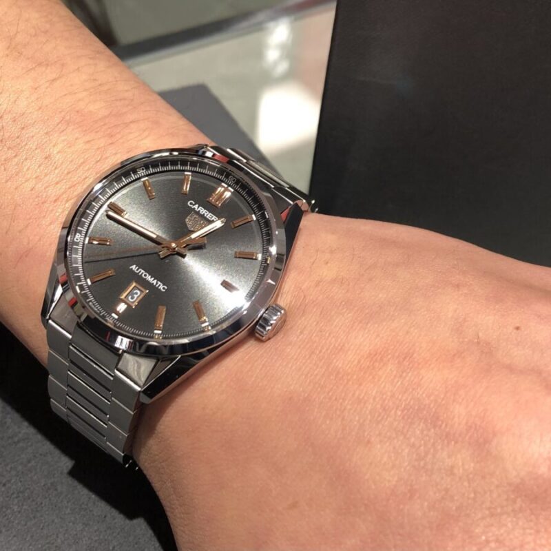 タグホイヤーカレラデイトを着用している腕元の画像