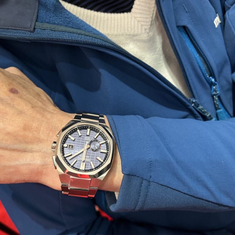 SEIKOアストロンの時計を着けた男性