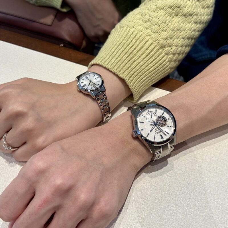 SEIKOルキアを着用した女性の腕元と、SEIKOプレザージュを着用した男性の腕元を写した画像