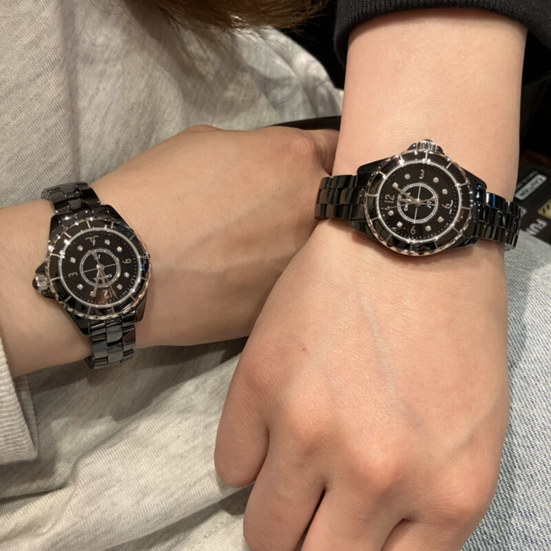 「シャネル J12 29mm」をおそろいで着ける女性２人