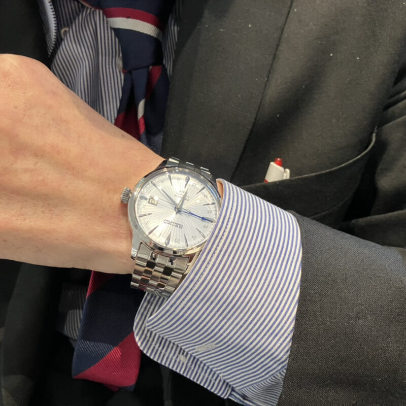 「セイコー プレザージュ カクテルタイム GMT」を着装する男性