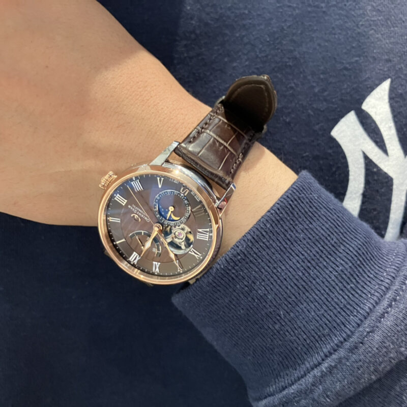 「オリエントスター M45プレアデス ムーンフェイズ」を着ける男性