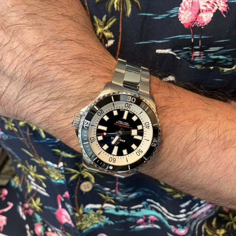 「ブライトリング スーパーオーシャン44（品番：A17376211B1A1）」を着けた男性の腕元