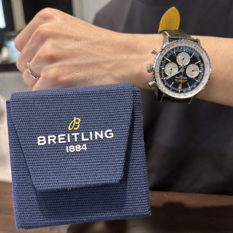 ブライトリングの時計をつけた男性