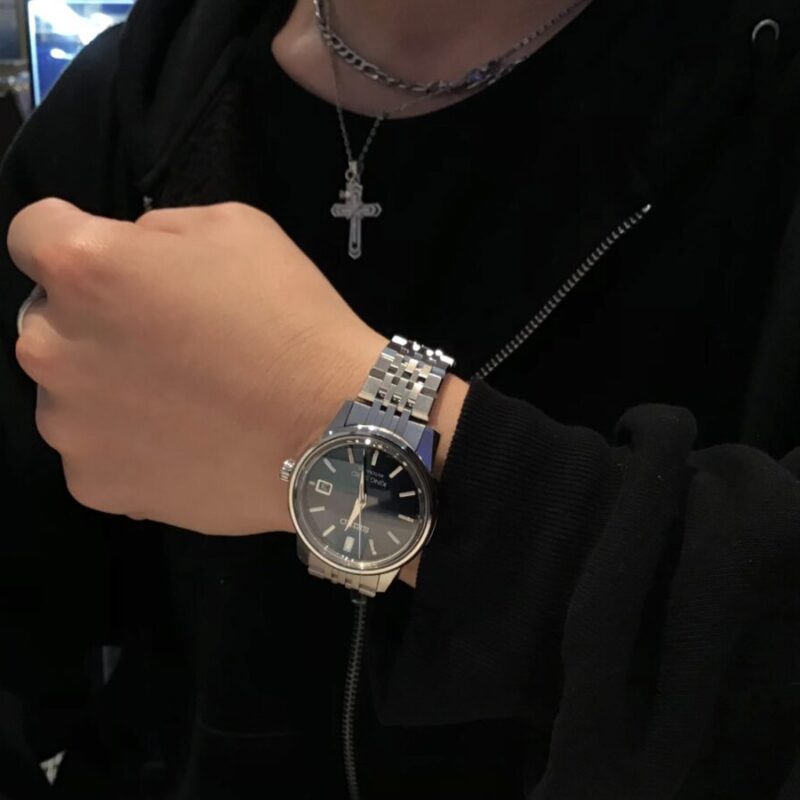 KING SEIKOの時計を着けている男性の写真
