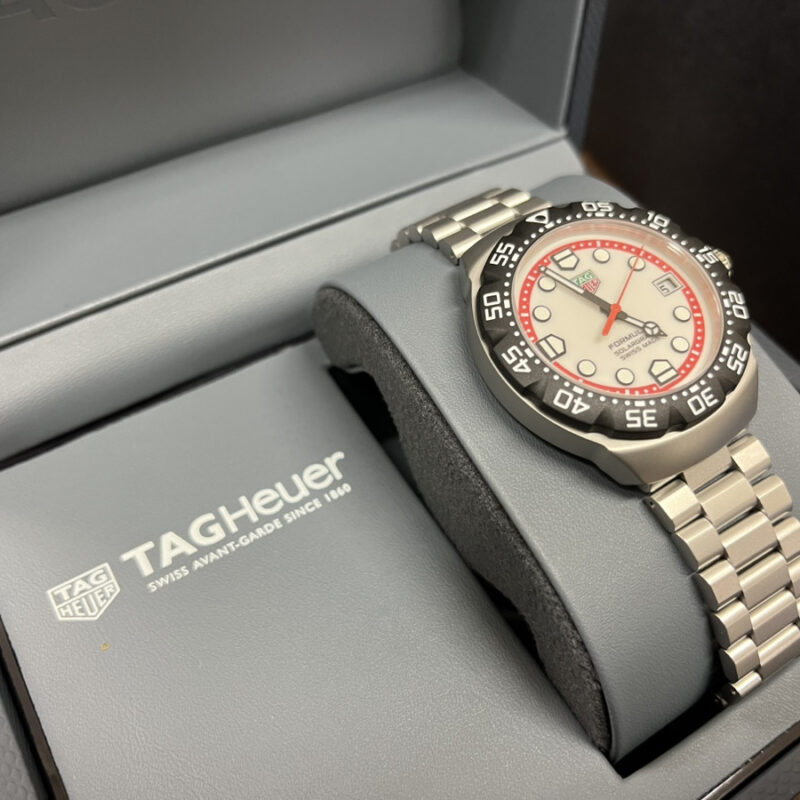 「タグ・ホイヤー フォーミュラ1 ソーラーグラフ」がケースに納められた写真