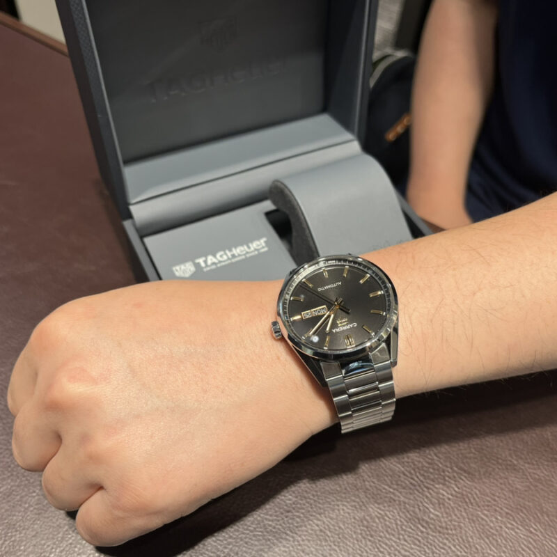タグホイヤー カレラ デイデイト を身につけた男性の腕