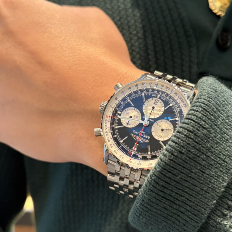 ブライトリングナビタイマーを着用した男性の腕元の画像