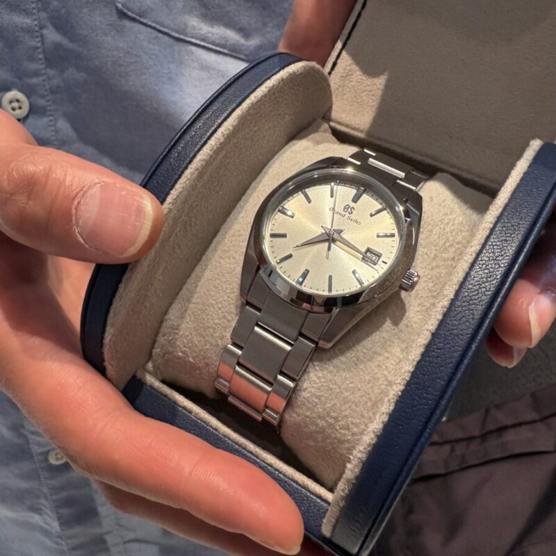 グランドセイコーヘリテージコレクションが入ったケースをもつ男性の手元の写真