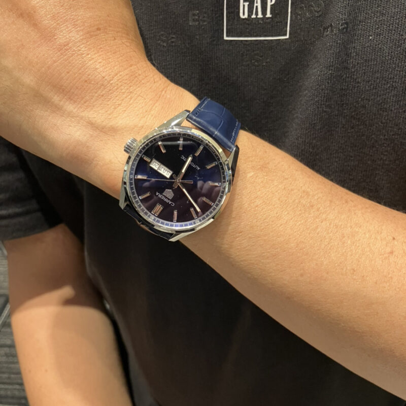 タグ・ホイヤー カレラ デイデイト［品番：WBN2012.FC6502］を着装する男性の腕元