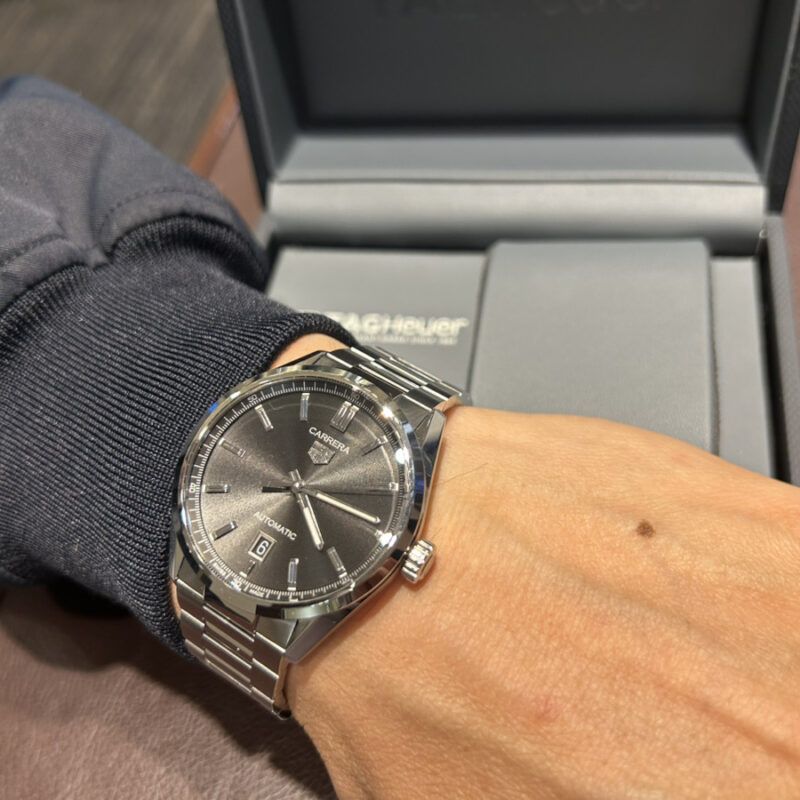 タグホイヤーの時計を着けている男性