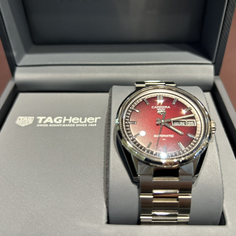タグホイヤーのカレラデイデイトレッドの時計