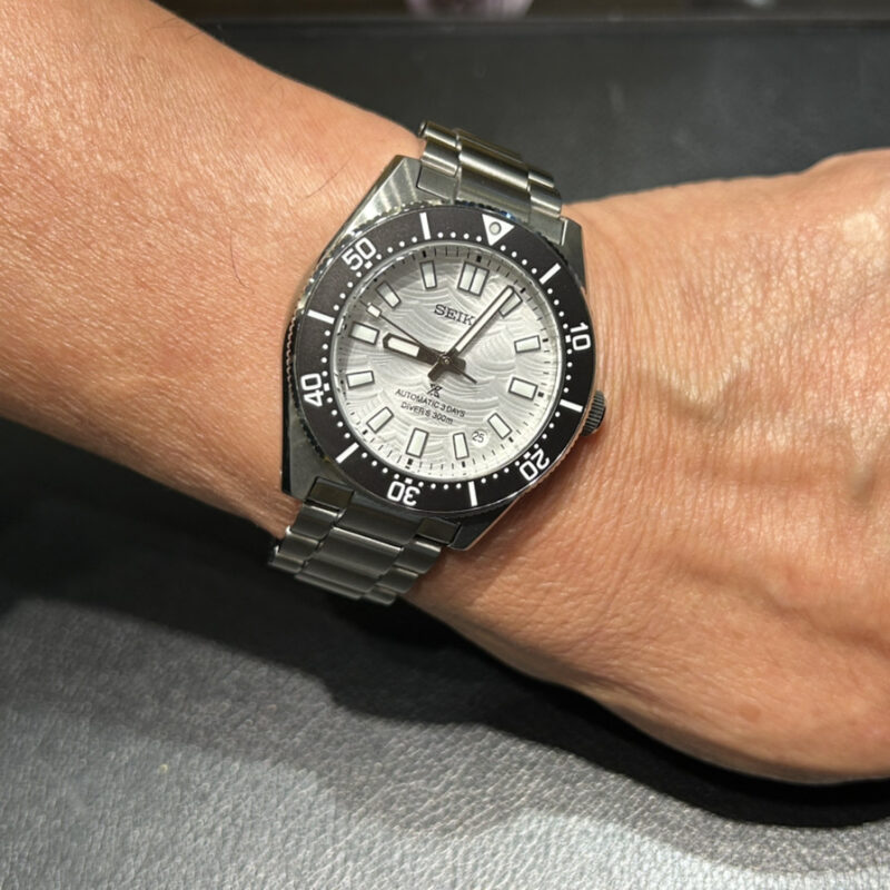 SEIKOの時計を着けている男性