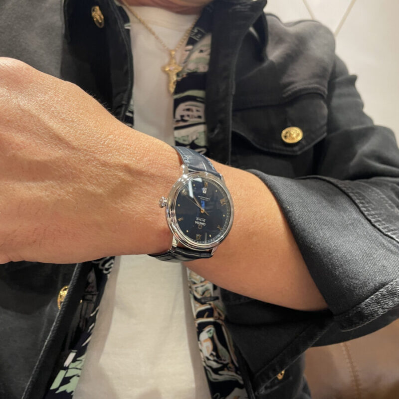 オメガ デヴィルの時計を着けている男性の写真