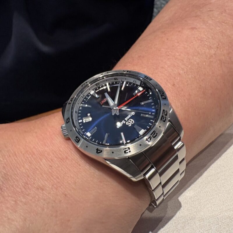 グランドセイコースポーツコレクションGMTクォーツを着用した男性の腕元の画像。