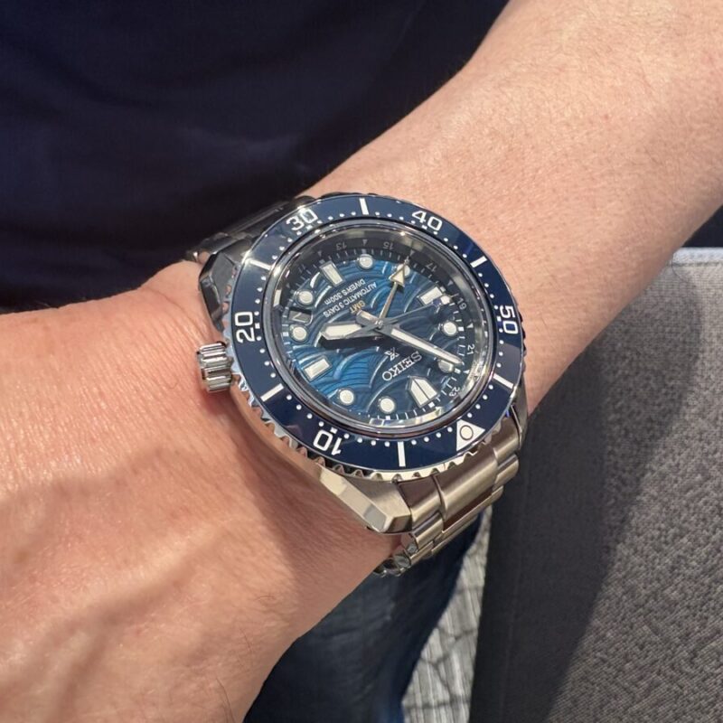 「SEIKOプロスペックスダイバースキューバ1968ヘリテージ限定モデル」を着用した男性の腕元の画像。