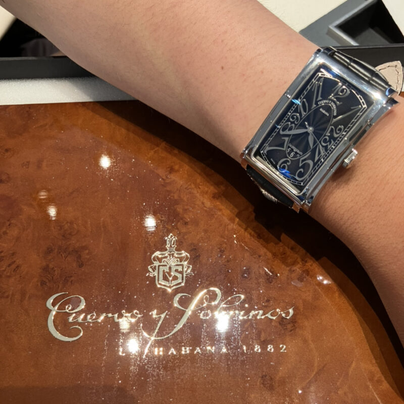 「クエルボ・イ・ソブリノス」のヒュミドールの上にかざす「プロミネンテ」