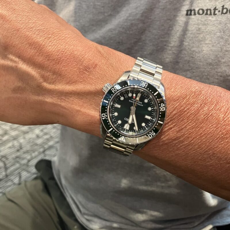 セイコープロスペックスを着けた男性の手元