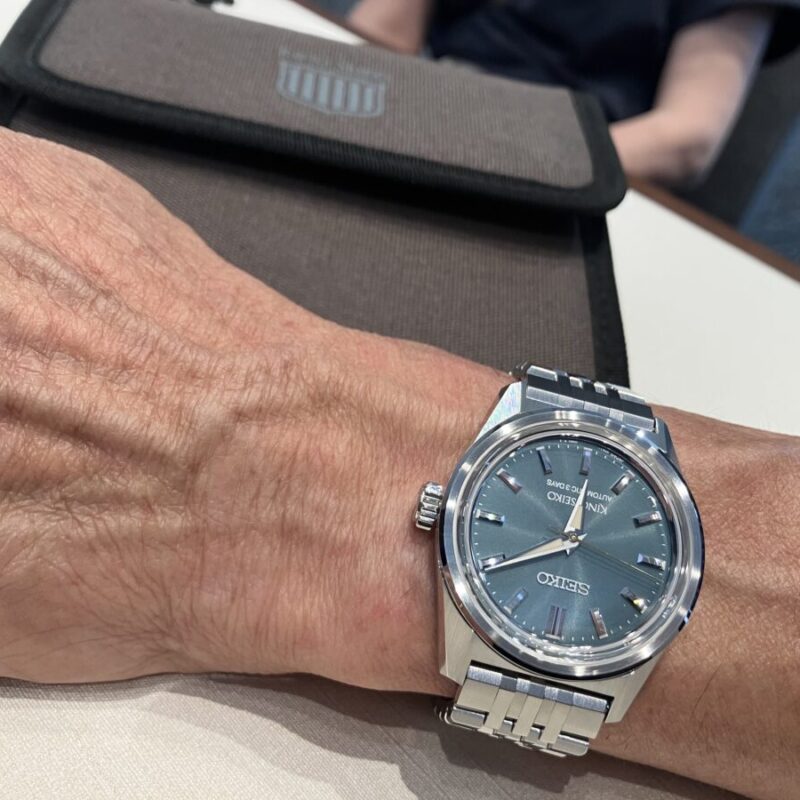 キングセイコーの時計を着けた60代の手元