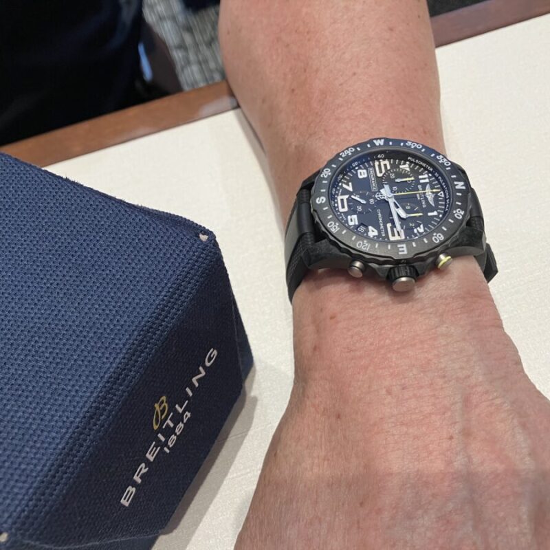 ブライトリング、エンデュランスプロの時計を着けた男性