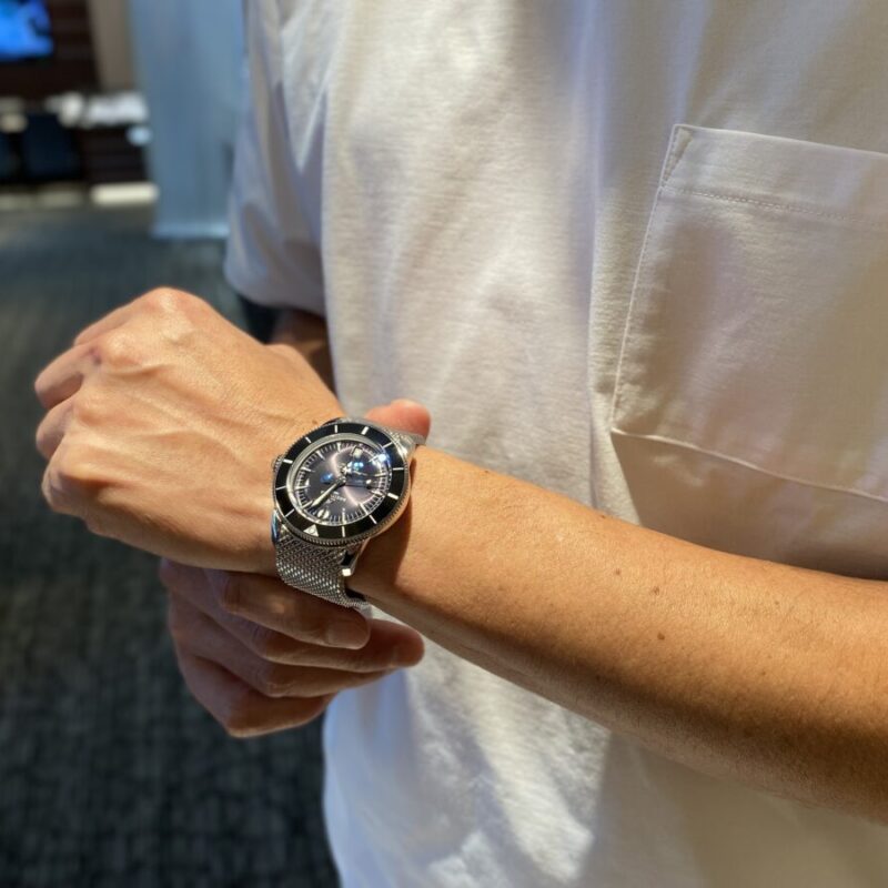 ブライトリングスーパーオーシャンヘリテージを着用した男性