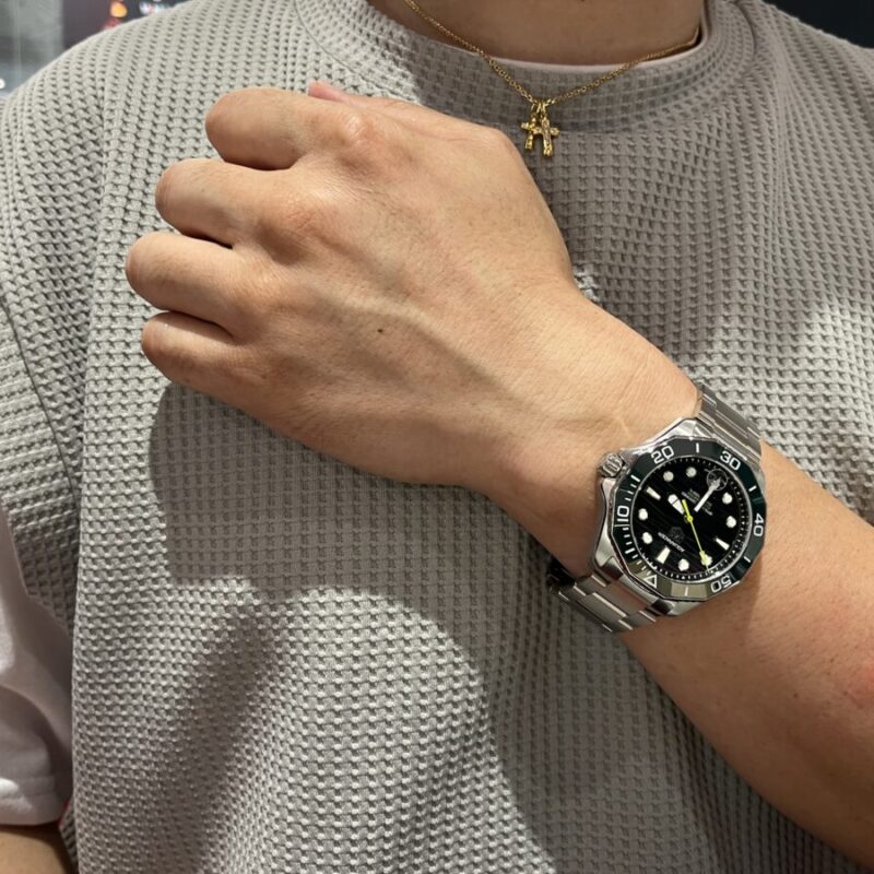 タグホイヤーアクアレーサープロフェッショナルの時計を着けた男性