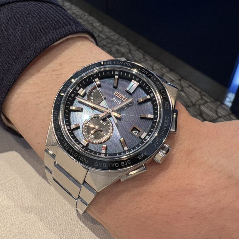 SEIKOのアストロンネクスターを着けた男性