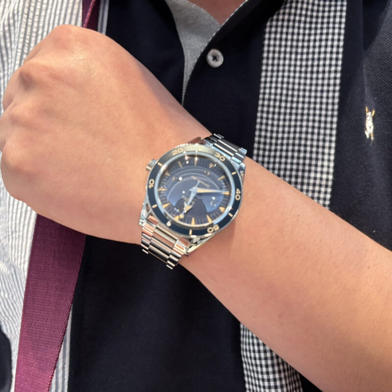 オメガシーマスター300を着けた男性