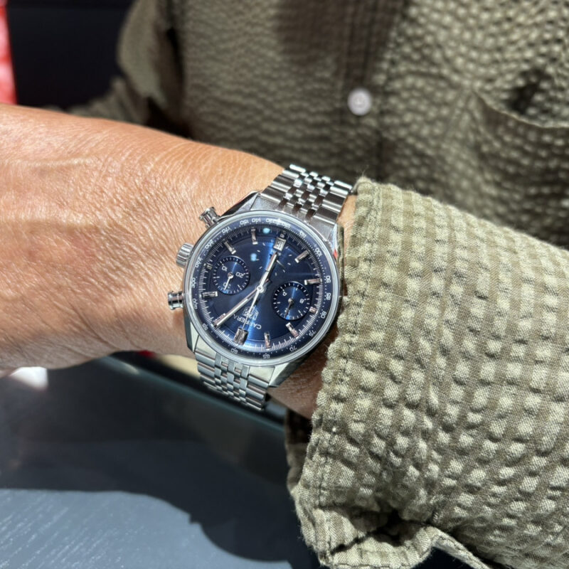 タグホイヤーカレラクロノグラフグラスボックスを着用している男性の腕元の写真