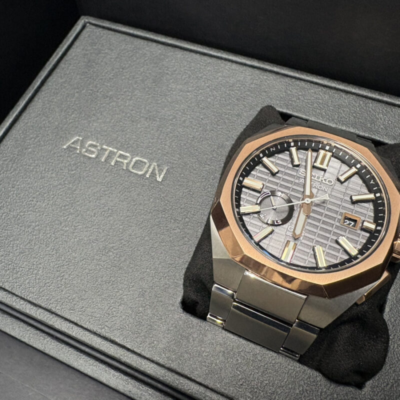 SEIKOアストロンネクスターがケースの中に収められている様子。