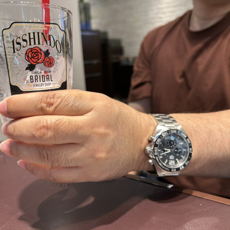 タグホイヤーの時計をつけている男性