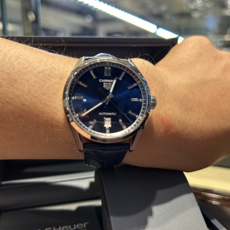 タグホイヤーの時計をつけている男性