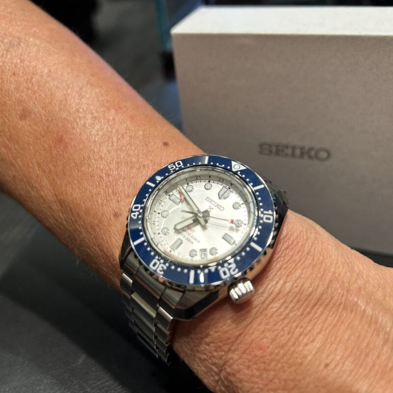 SEIKOの時計を着けている男性