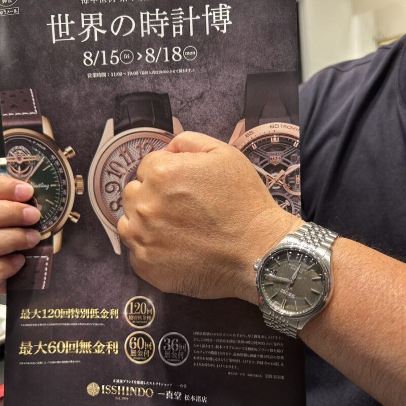 SEIKOの時計を着けている男性