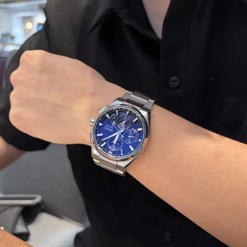 SEIKOアストロンネクスタ―を着用した男性の腕元の写真