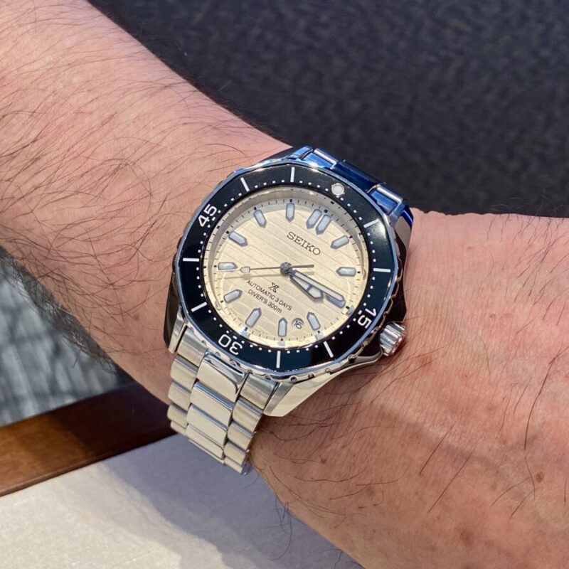 SEIKOの時計を着用した男性の腕元