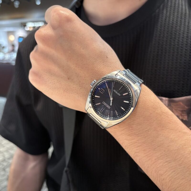 SEIKOアストロンオリジンを着用した男性の腕元の画像。