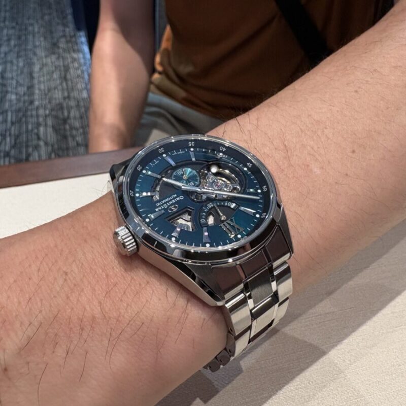 オリエントスターモダンスケルトンを着用した男性の腕元の画像。