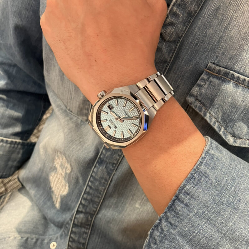 「セイコー アストロン ネクスター”スターリースカイ”2024年限定モデル（品番：SBXY079）」を着装する男性の腕元