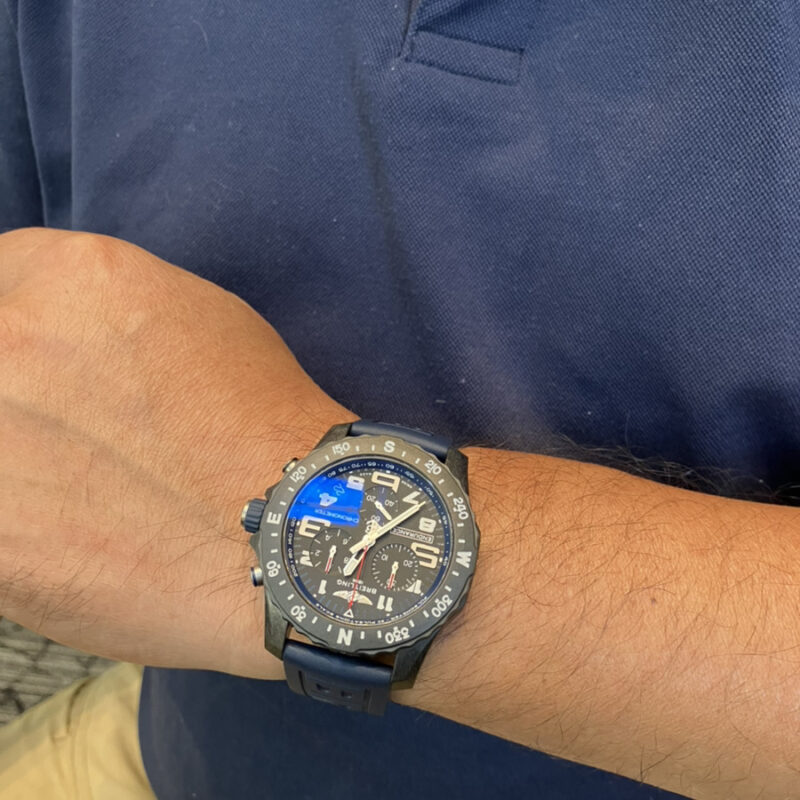 ブライトリング エンデュランスプロ44［品番：X82310D51B1S1］を着装する男性