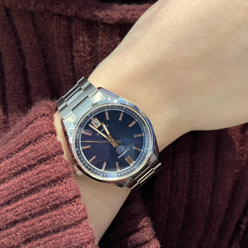 カレラ デイト［品番：WBN2311.BA0001］を着装する男性の腕元